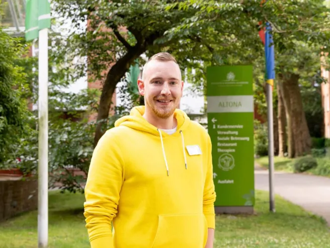 Mitarbeiter Ole Hansen, Wohnbereichsleitung bei PFLEGEN & WOHNEN Altona, übernimmt viel Verantwortung.